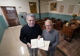 Impulsores. Luis Mari Naya y Paulí Dávila, con dos de los cuadernos que integran la colección en el aula del Museo de la Educación.