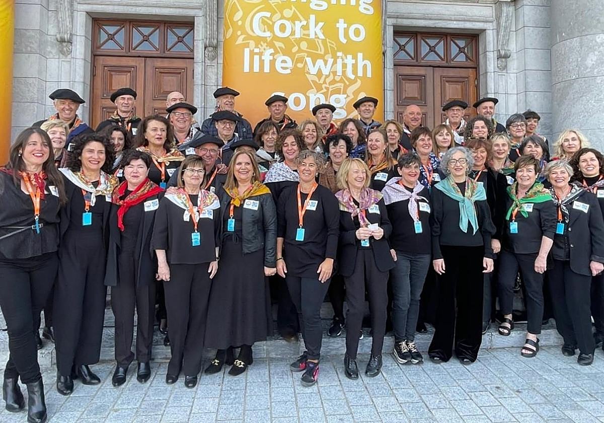 Zarautz Abesbatzako kideak Irlandara egindako bidaiko une bat, Cork hiriko aurkezpen egunean.