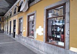 Una de las caras de las paredes de la plaza Euskal Herria, sin las pintadas que ensuciaban su elegancia.