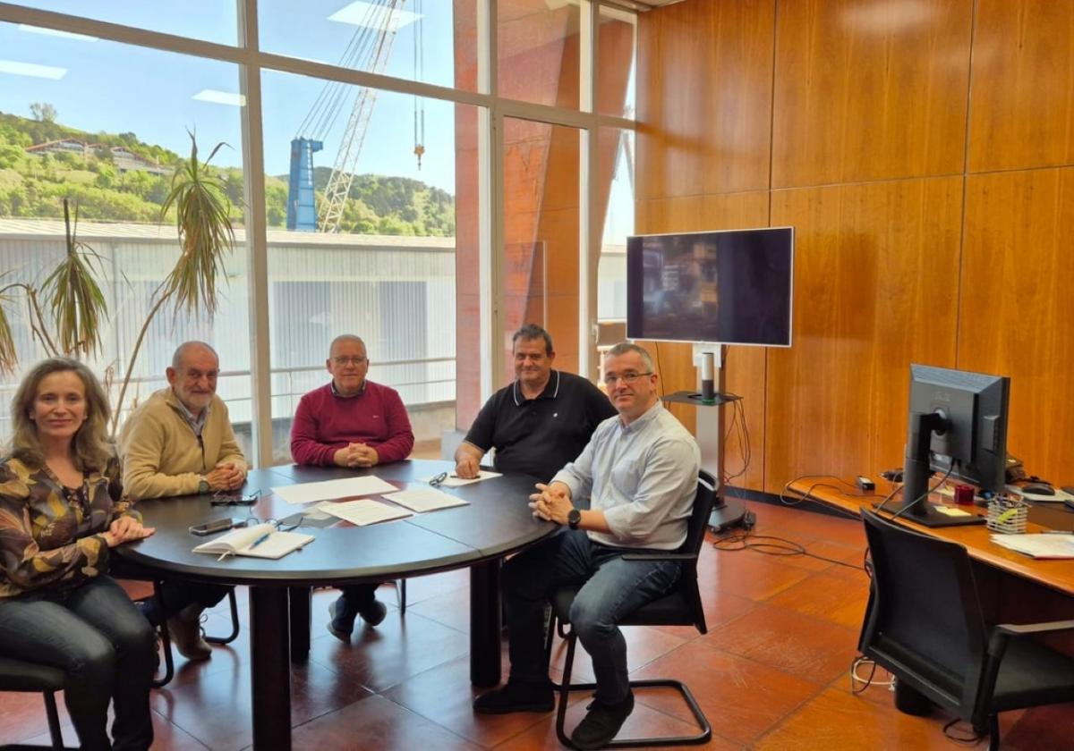 La Autoridad Portuaria de Pasaia busca una solución que permita la pesca en la bahía
