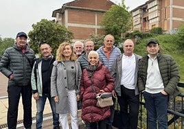 La alcaldesa Maider Morras y el concejal Kepa Urteaga con un miembros de la asociación de vecinos.