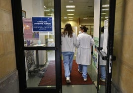 Dos jóvenes sanitarias entran al PAC de Donostia.