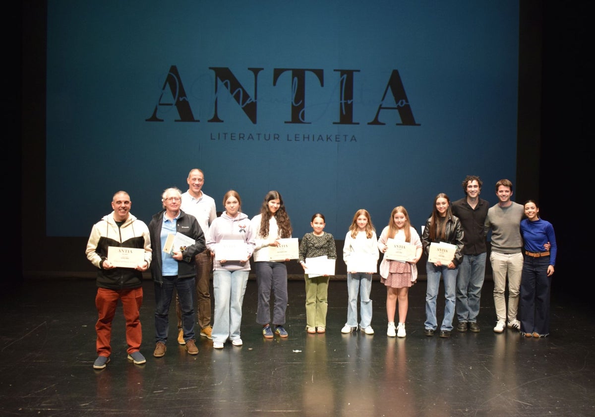 Iñigo Legorburu gana con 'Simetriak' el concurso literario On Manuel Antia