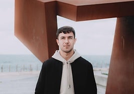 Zubimendi posa en el Paseo Nuevo de Donostia durante una entrevista realizada para la web de la Real.