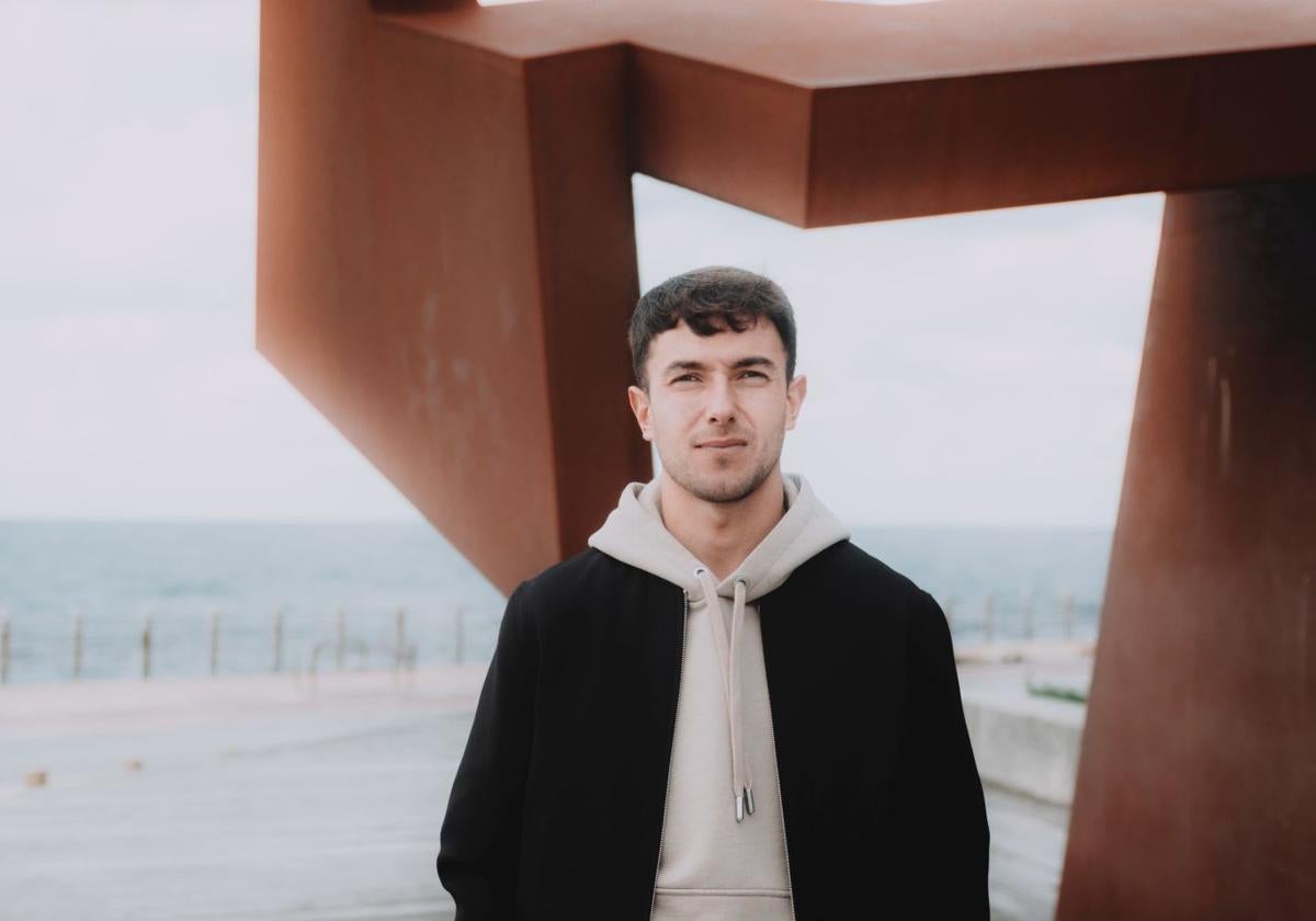 Zubimendi posa en el Paseo Nuevo de Donostia durante una entrevista realizada para la web de la Real.
