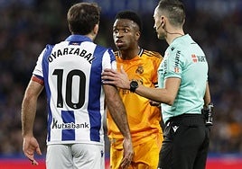 Sánchez Martínez asiste a la discusión entre Oyarzabal y Vinícius del