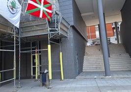 Denuncia Jesús Torres: «Escribo a Sirimiri por el poco caso que ha hecho el Ayuntamiento de San Sebastián, concretamente su Departamento de Urbanismo, a la petición realizada por parte de algunos vecinos de Intxaurrondo para la colocación de barandillas en unas escaleras de acceso a la plaza Valencia».