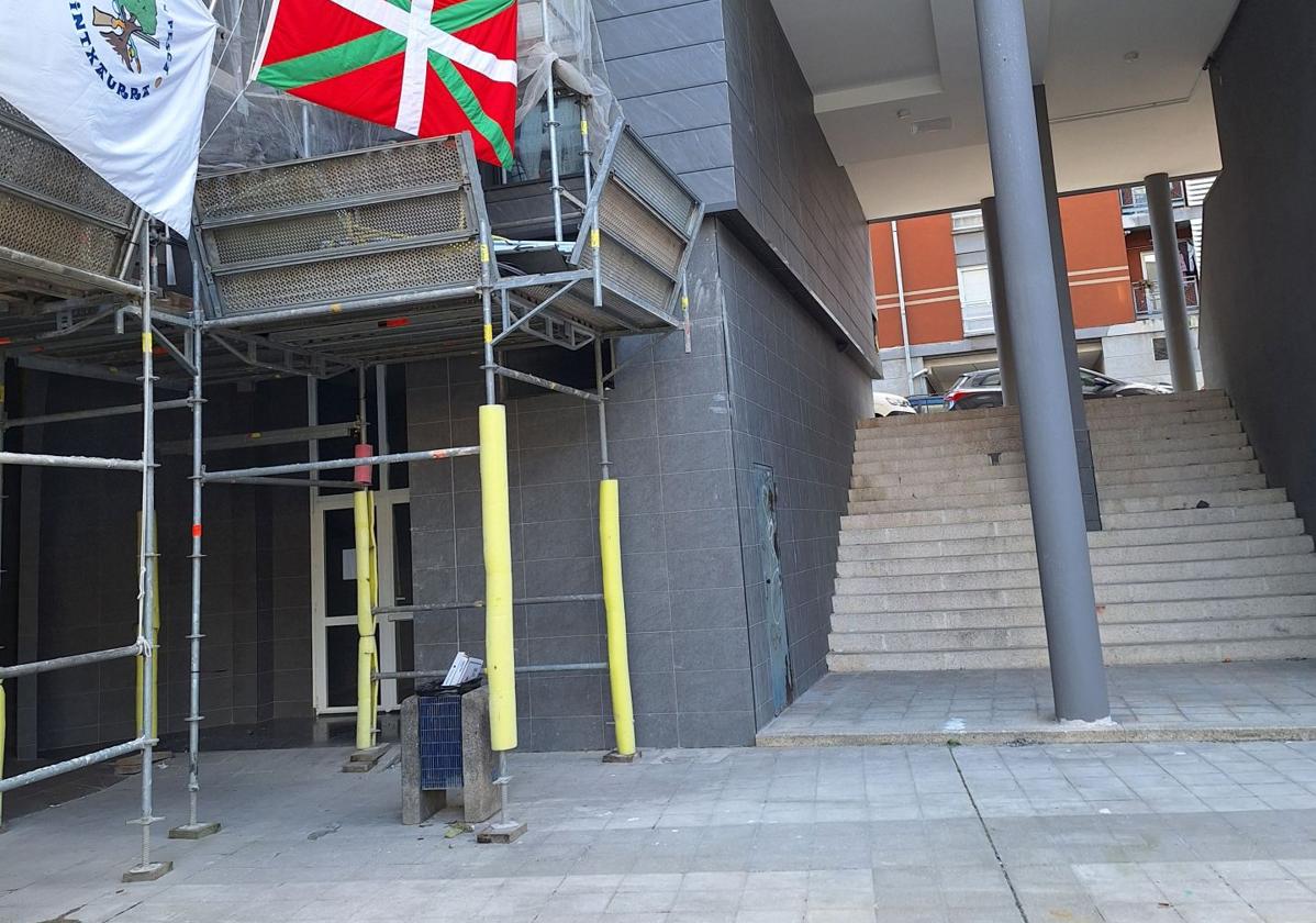 Sirimiri: Faltan barandillas en las escaleras de la plaza Valencia