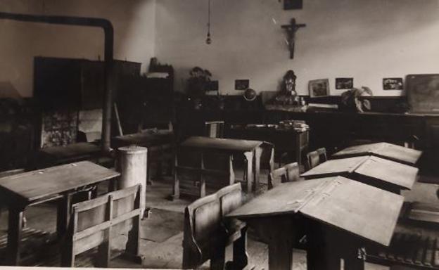 Vista del aula de una escuela pública de Gipuzkoa en la década de los 70.