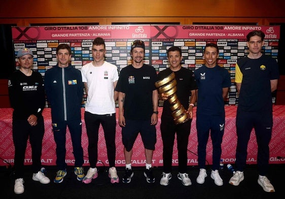 Pidcock, Ciccone, Ayuso, Roglic, Carapaz, Bernal y Van Aert, con el trofeo del Giro en Albania.