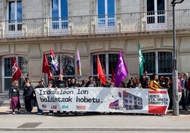La concentración de los sindicatos ante el Parlamento Vasco este jueves.