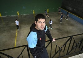 Xabi Tolosa en el frontón de Anoeta, su pueblo.