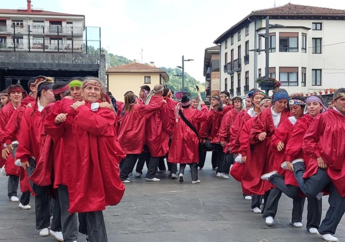 Axeri Dantzaren urteurreneko erakusketaren inaugurazio ekitaldia egingo da ostiral honetan Basteron