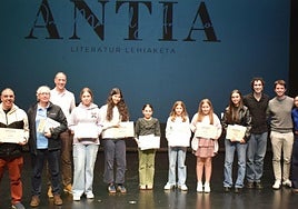 Premiados en el concurso literario On Manuel Antia en el auditorio de Sarobe.