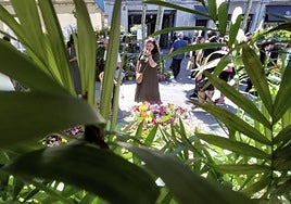 Una mujer observa la oferta de flores y plantas de uno de los puestos de la feria que volverá a ubicarse en el Triángulo.