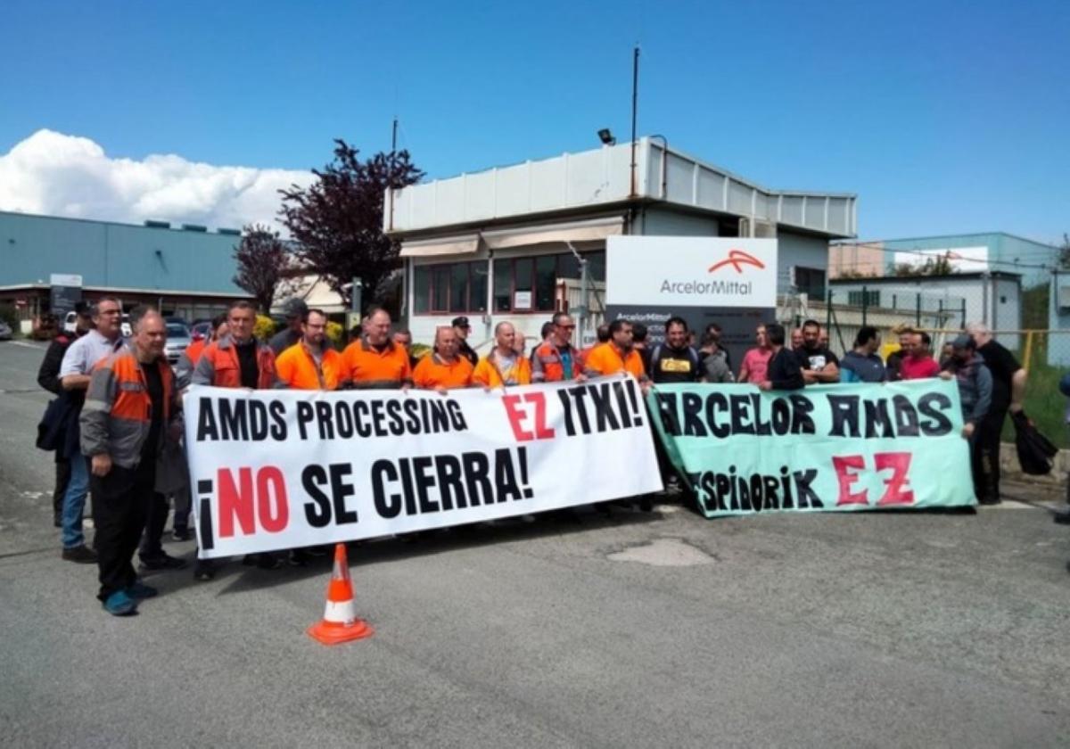 La plantilla de Arcelor Mittal Legasa para la producción en su día de huelga