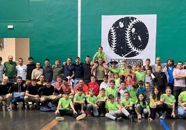 Un nutrido grupo de los participantes en la pasada edición de Atzeko Txapelketa.