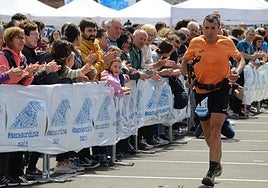 Miguel Heras, vigente campeón, arropado por el público a su paso por Ikasberri Ikastola, área de Marea Urdina.