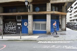 Locales sin actividad en la zona de la calle de San Bartolomé, en el centro de Donostia.
