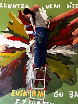 Alain Polo, lanean 'Eguzkilorea' murala prest izateko.