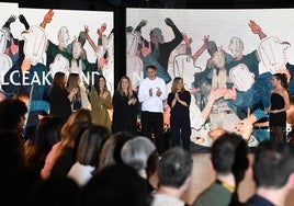 Los responsables de Loreak Mendian saludan al final del desfile en Balenciaga.