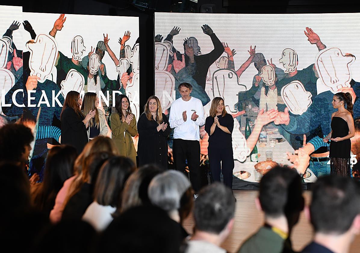 Los responsables de Loreak Mendian saludan al final del desfile en Balenciaga.