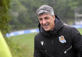 Imanol Alguacil, sonriente antes del entrenamiento de este viernes