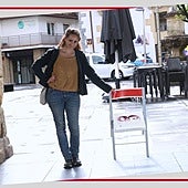 La científica marina Izaskun Suberbiola en los soportales del Ayuntamiento.