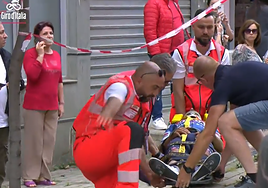 Mikel Landa es trasladado en camilla.