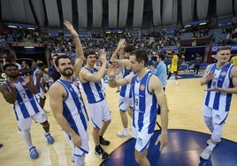 Los jugadores del Inveready GBC celebran el pase al playoff de ascenso.