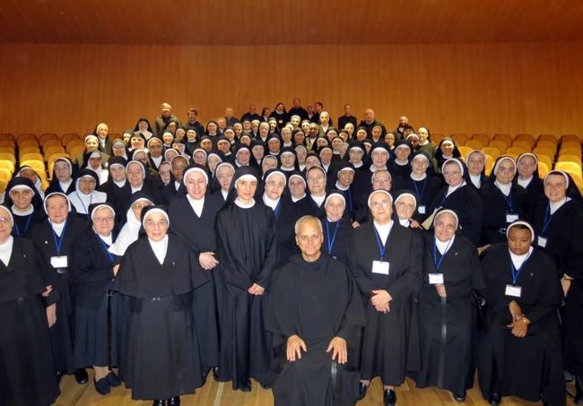 El Papa León XIV posa en el encuentro internacional de la federación de la Orden agustina. La errenteriarra Sor Rosalía se encuentra en las últimas filas.