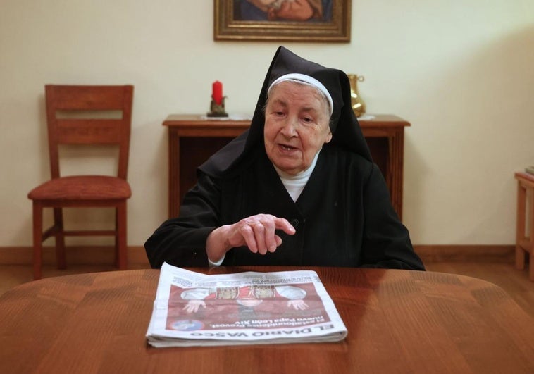 Sor Rosalía ojea la portada de DV del nombramiento de León XIV.