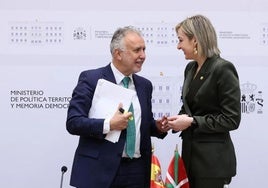 El ministro Ángel Víctor Torres y la consejera Maria Ubarretxena.