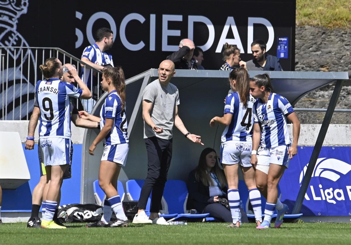 Sánchez Vera en la banda de Zubieta durante un encuentro.