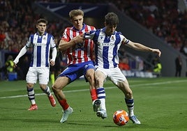 Aritz cubre el balón ante el acoso de Barrios.