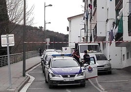 Agentes de la Ertzaintza, en una intervención en Arrasate.