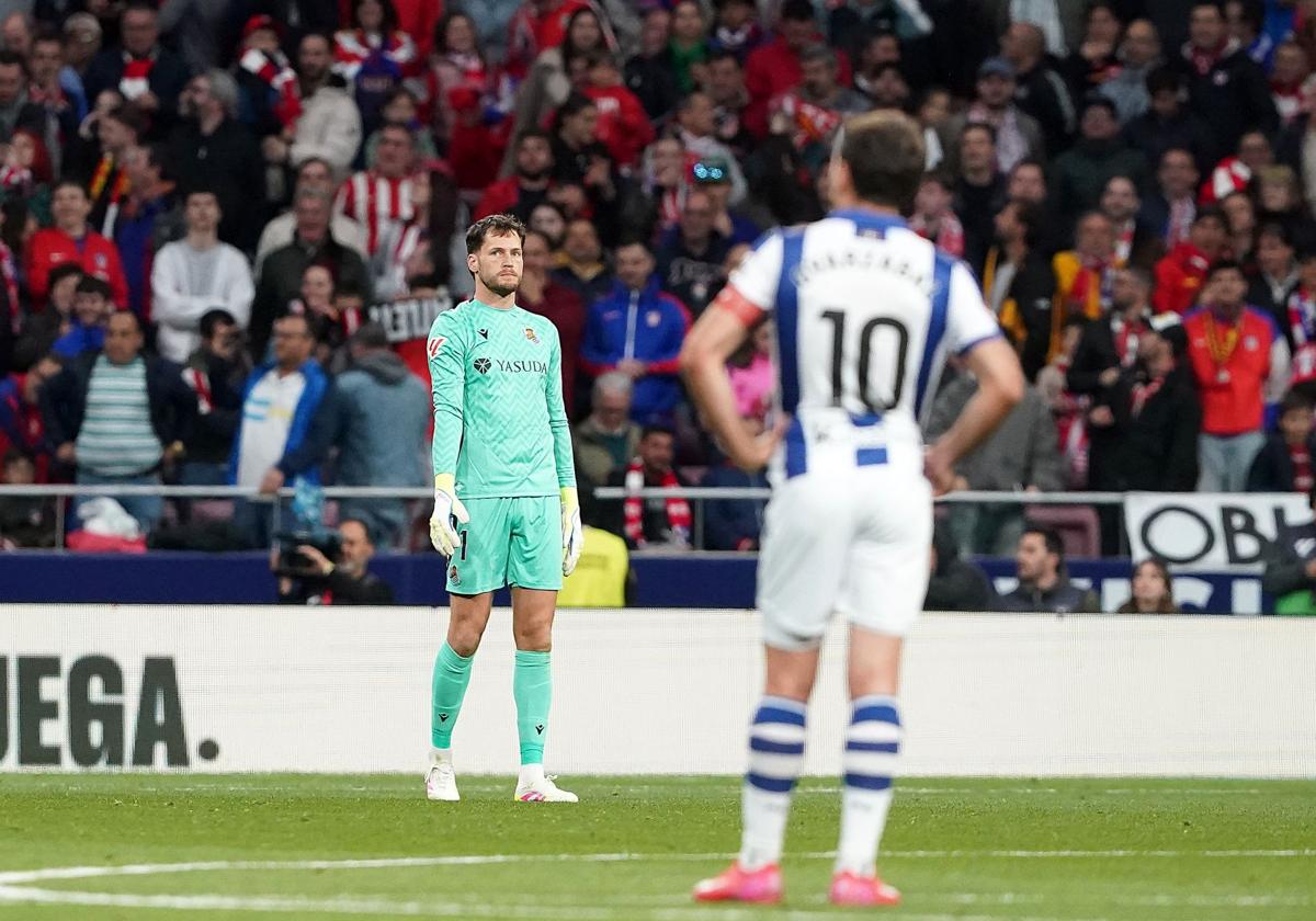 Oyarzabal y Remiro, derrotados tras uno de los goles del Atlético.