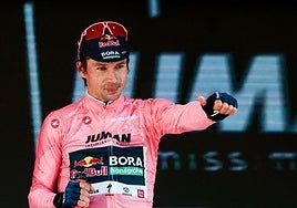 Roglic, de rosa en el podio.