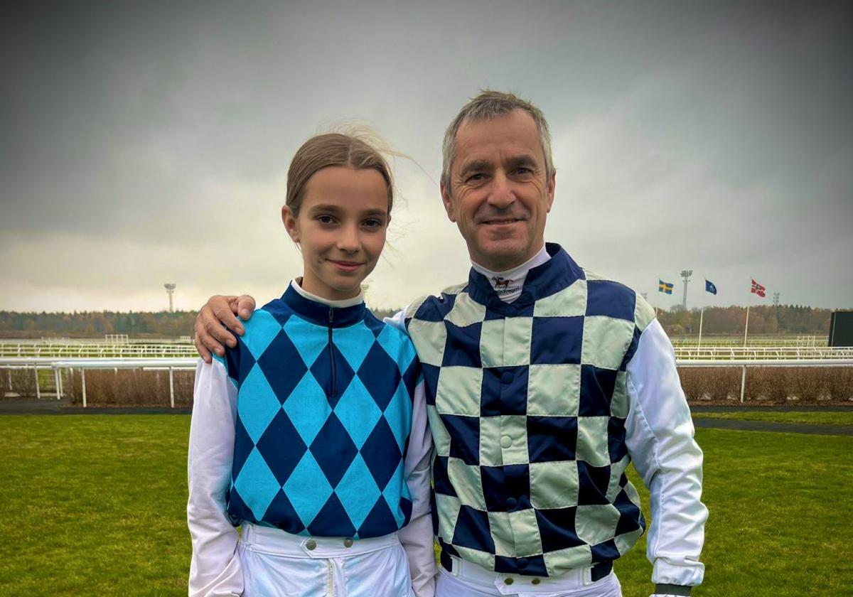 Adriana Lopera y su aita José Carlos, vestidos de amazona y jockey.