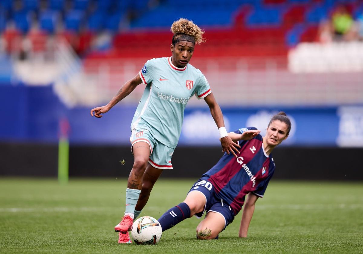La armera Mireia Masegur trata de robar un balón a Luany.