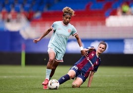 La armera Mireia Masegur trata de robar un balón a Luany.