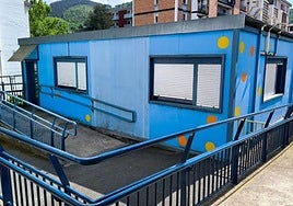 Los niños se han quedado sin comedor y han pasado la jangela al aula de psicomotricidad que tienen en un antiguo barracón prefabricado.