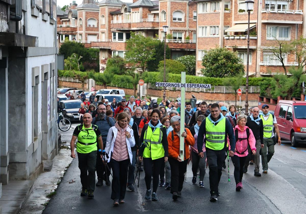 Multitudinaria marcha «de esperanza» hasta el santuario de Itziar