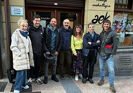 Hika ikastaro trinkokoikasleak,Bidasoako AEKko egoitzaren aurrean.