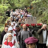 La Cruz, custodiada por ezpata dantzaris, txistularis y fieles en el kilómetro y medio de camino desde la parroquia hasta Mirandaola.