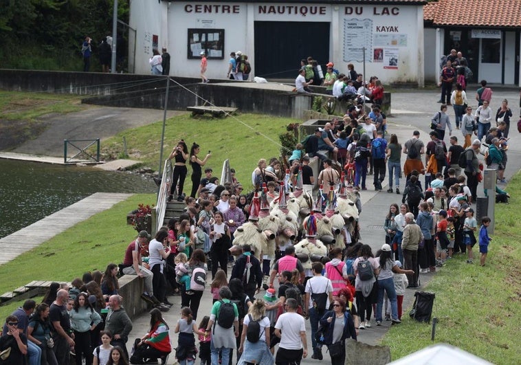 Goiz goizetik sumatu da jai giroa Senpereko aintziraren bueltan.