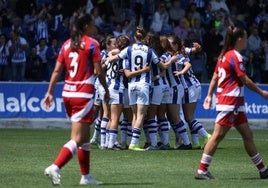 Las jugadoras se abrazan tras uno de los tantos anotados.
