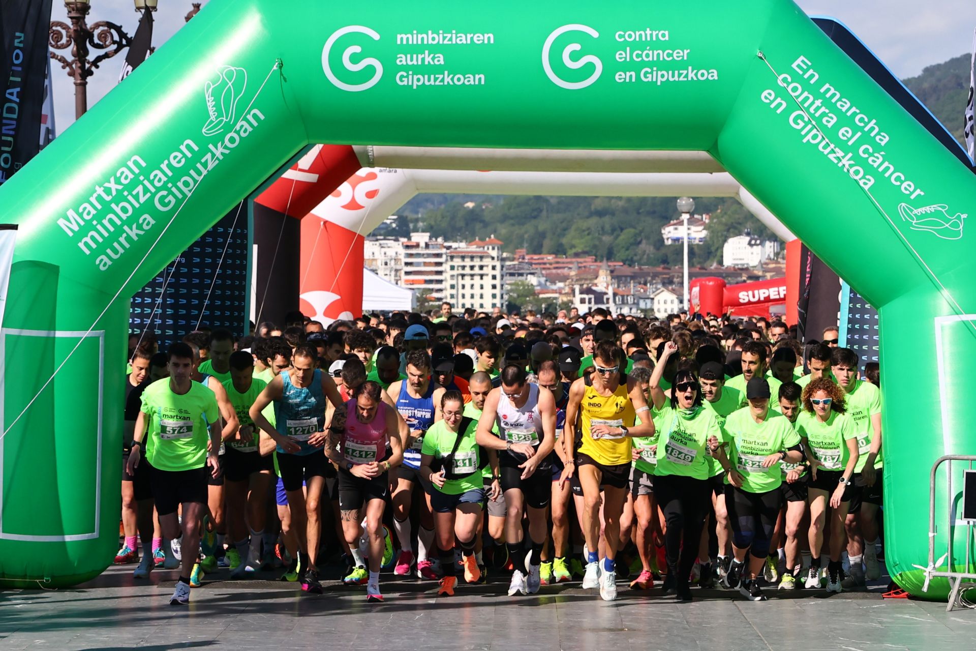 Una marea verde en Donostia contra el cáncer