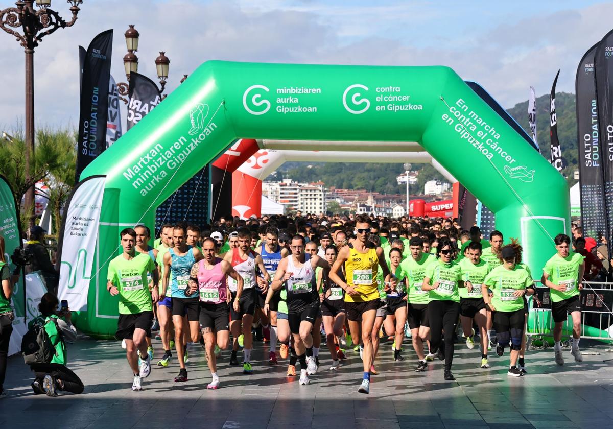 Una marea verde en Donostia contra el cáncer