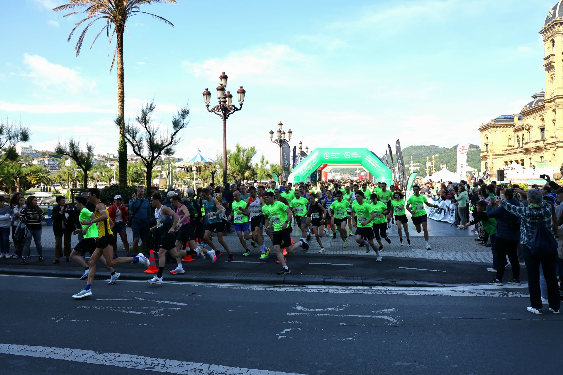 Una marea verde en Donostia contra el cáncer